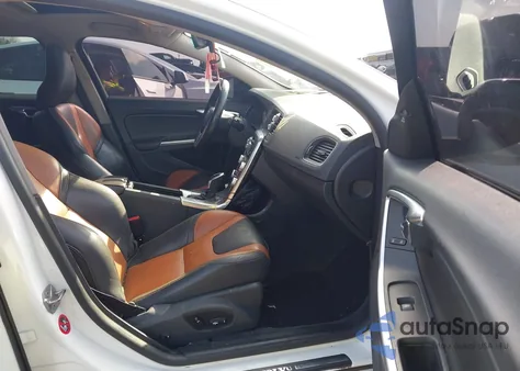 2018 Volvo V60 Cross Country T5 z USA, uszkodzony, nr VIN YV440MWK7J2054691